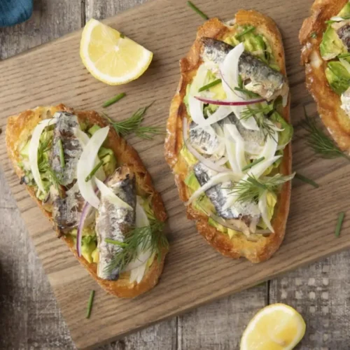 Tartines aux sardines et à l'avocat