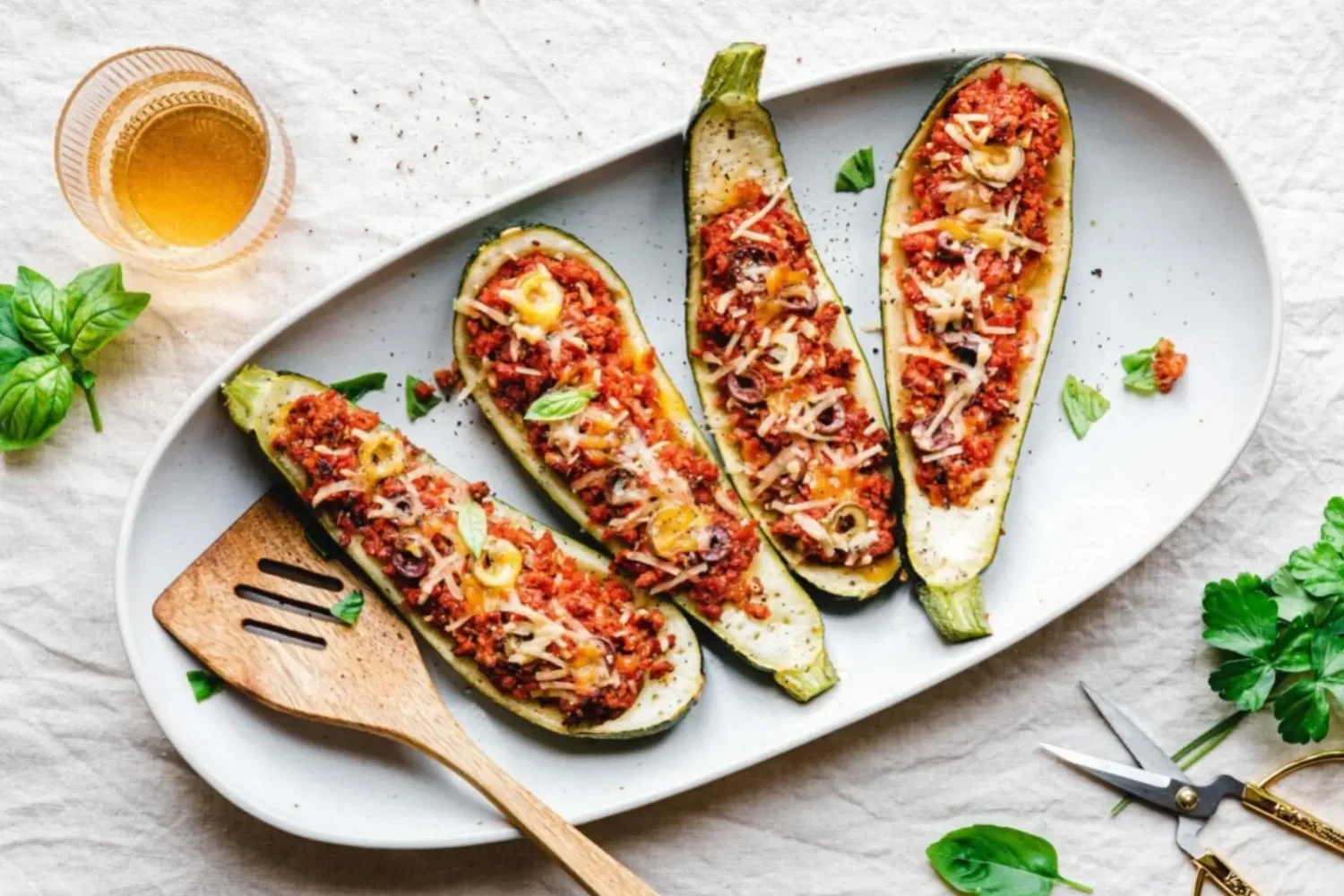 Barquettes de courgettes farcies : l’astuce qui les rend fondantes et parfaitement gratinées Barquettes de courgettes farcies