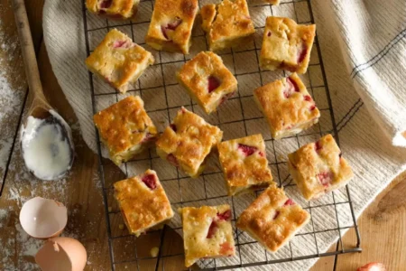 Blondies aux fraises : cette recette ultra fondante aux noix de macadamia va devenir votre goûter préféré blondies aux fraises et aux noix de macadamia