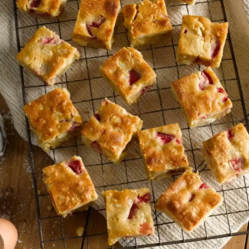 blondies aux fraises et aux noix de macadamia
