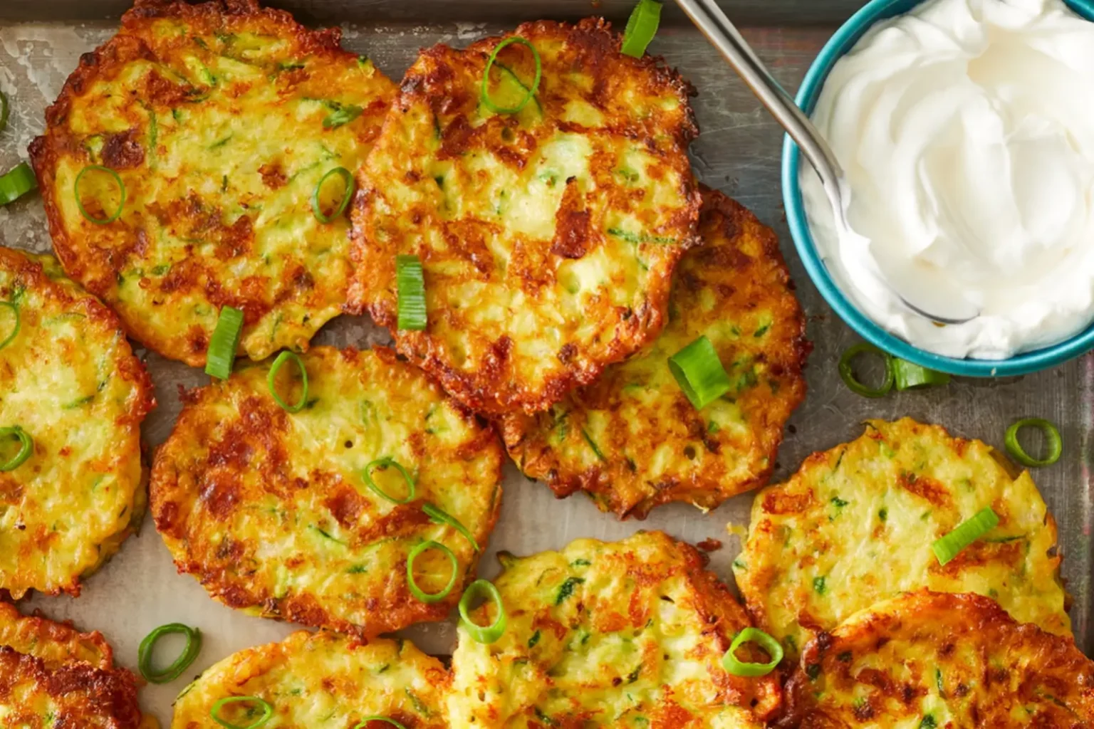 Galettes de courgettes râpées : la recette croustillante et facile qui plaît à toute la famille Galettes de courgettes