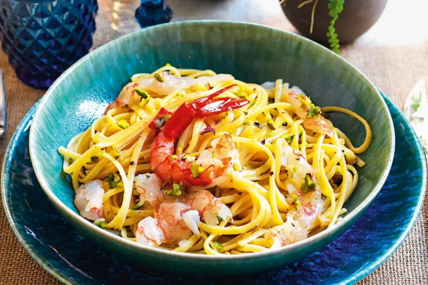 Linguine aux crevettes crues marinées : la recette fraîche qui fait sensation tout l’été Linguine aux crevettes crues marinées