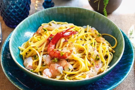 Linguine aux crevettes crues marinées