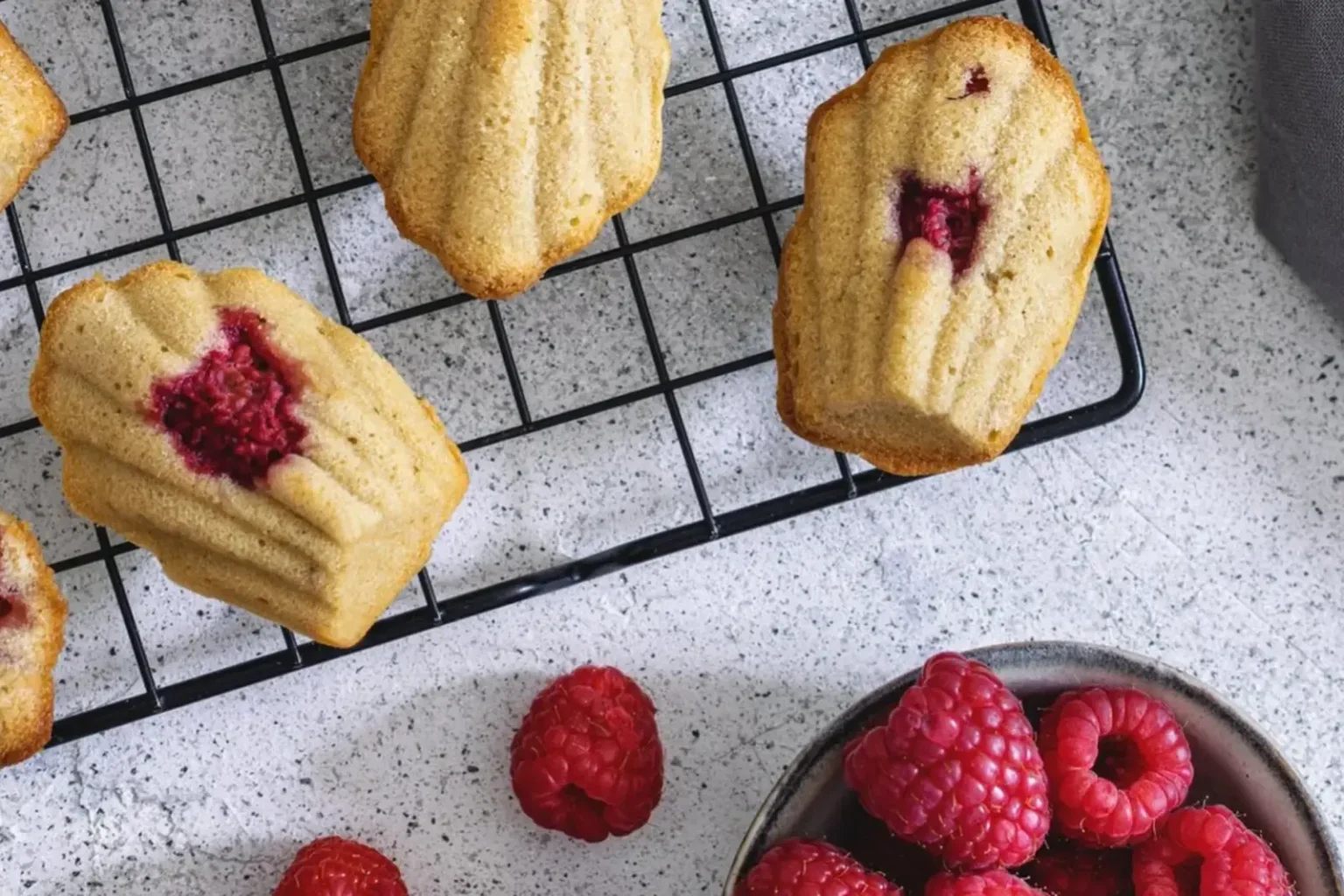 Madeleines aux framboises : l’astuce toute simple pour obtenir une belle bosse à chaque fournée madeleines aux framboises