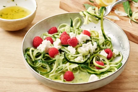 Salade de courgettes et concombre en spirales : l’astuce qui la garde croquante jusqu’à la dernière bouchée salade de courgettes et de concombre en spirales