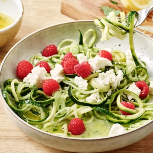salade de courgettes et de concombre en spirales