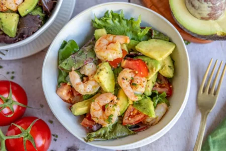 Salade de crevettes à l’avocat : la recette fraîche et légère parfaite pour les journées d’été salade de crevettes à l'avocat