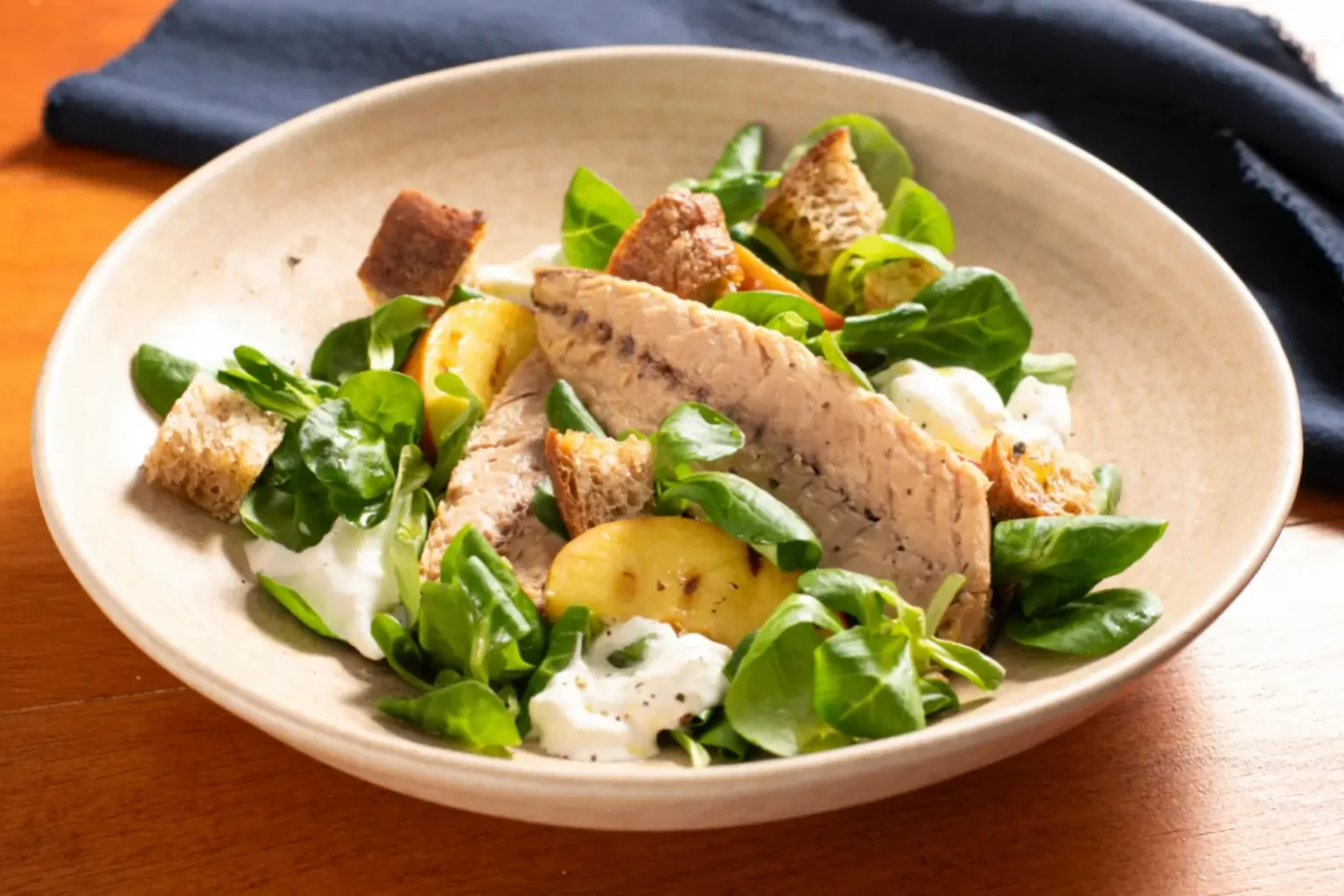 salade de maquereau, pêches grillées et mâche