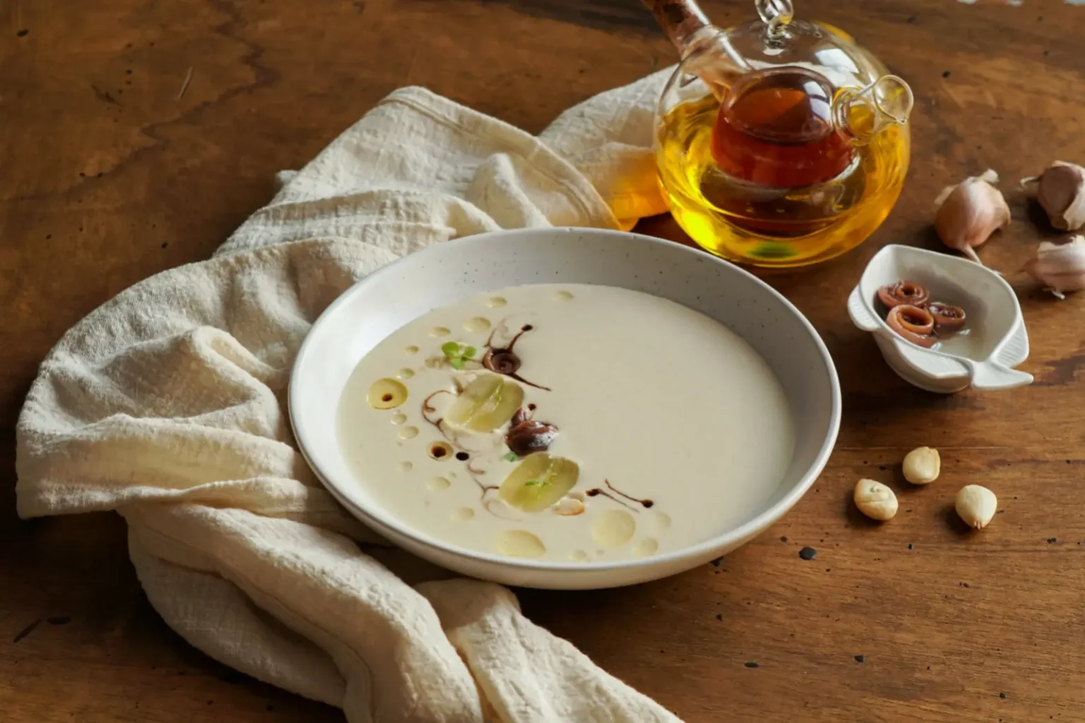 Ajoblanco : la soupe froide andalouse aux amandes qui rivalise avec le gaspacho cet été Ajoblanco