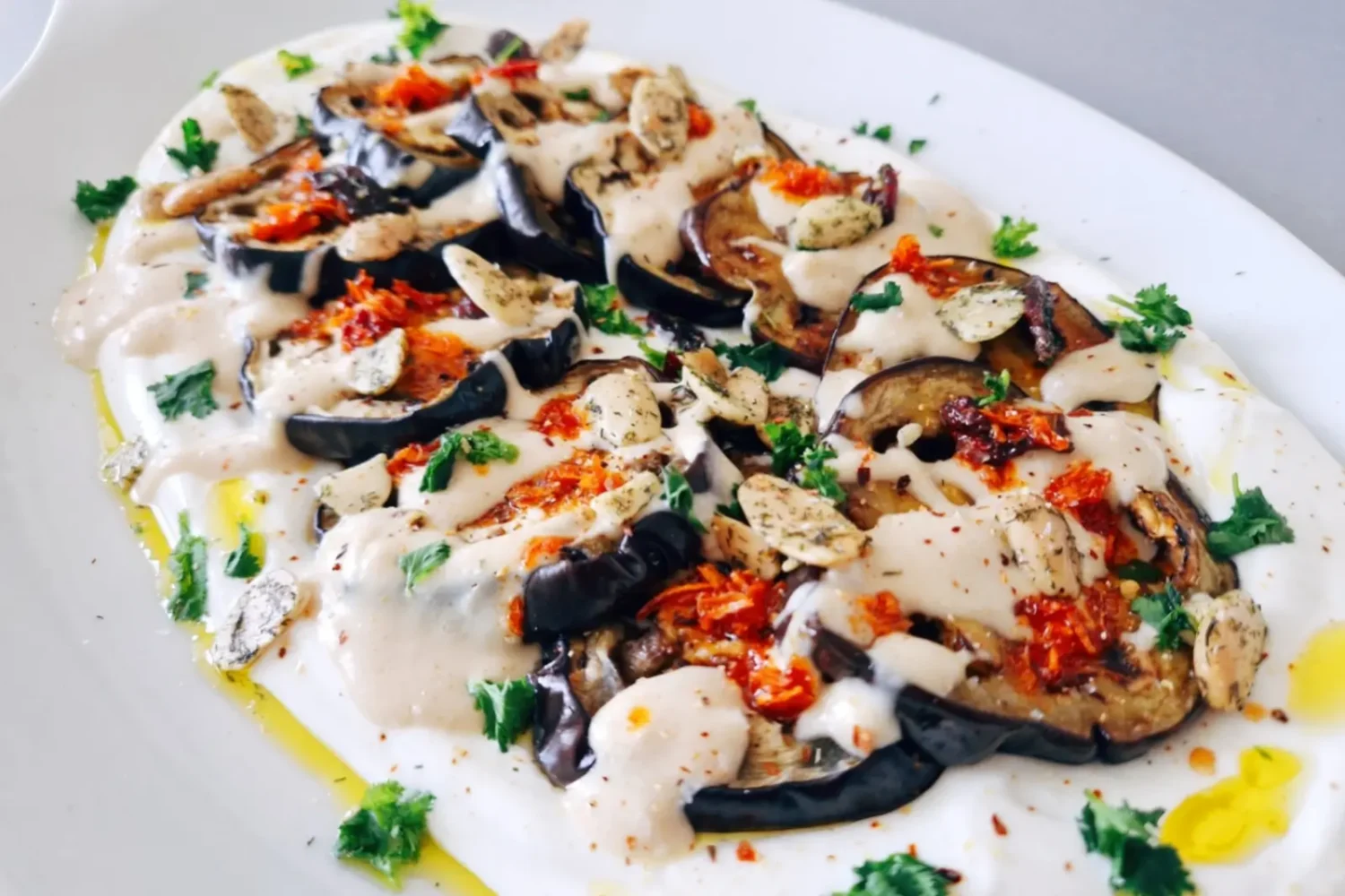 Aubergine rôtie au yaourt grec : la sauce tahini qui change tout Aubergine rôtie au yaourt grec