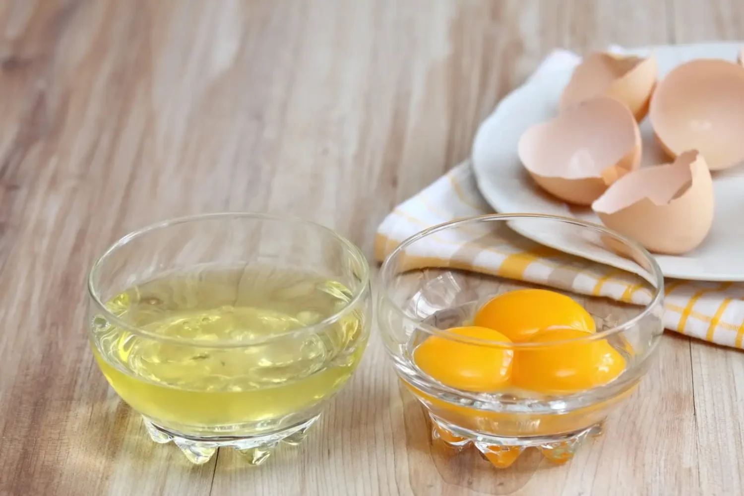 Blanc d'œuf séparé au-dessus d'un petit bol