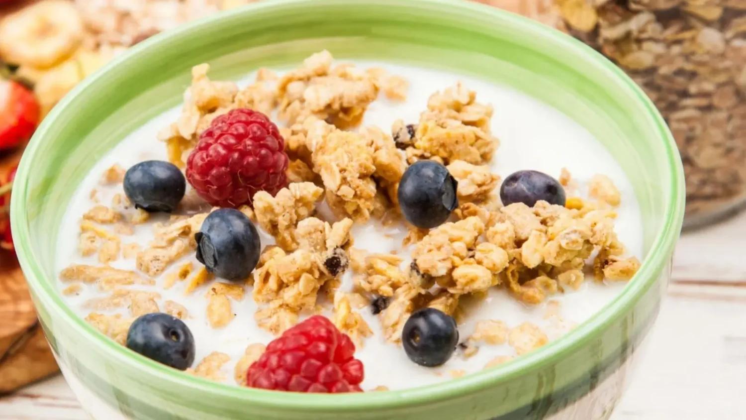Ce bol de granola aux fruits rouges qui change vos matins en 3 minutes chrono Bol de granola aux fruits rouges