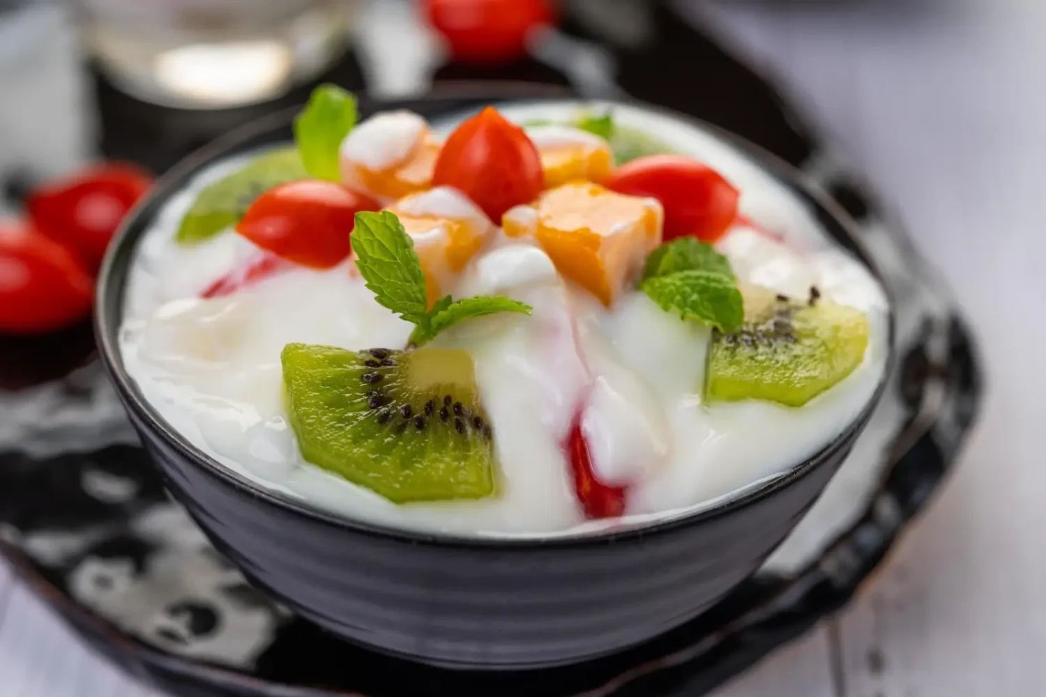 Bol de yaourt nature avec des fruits frais