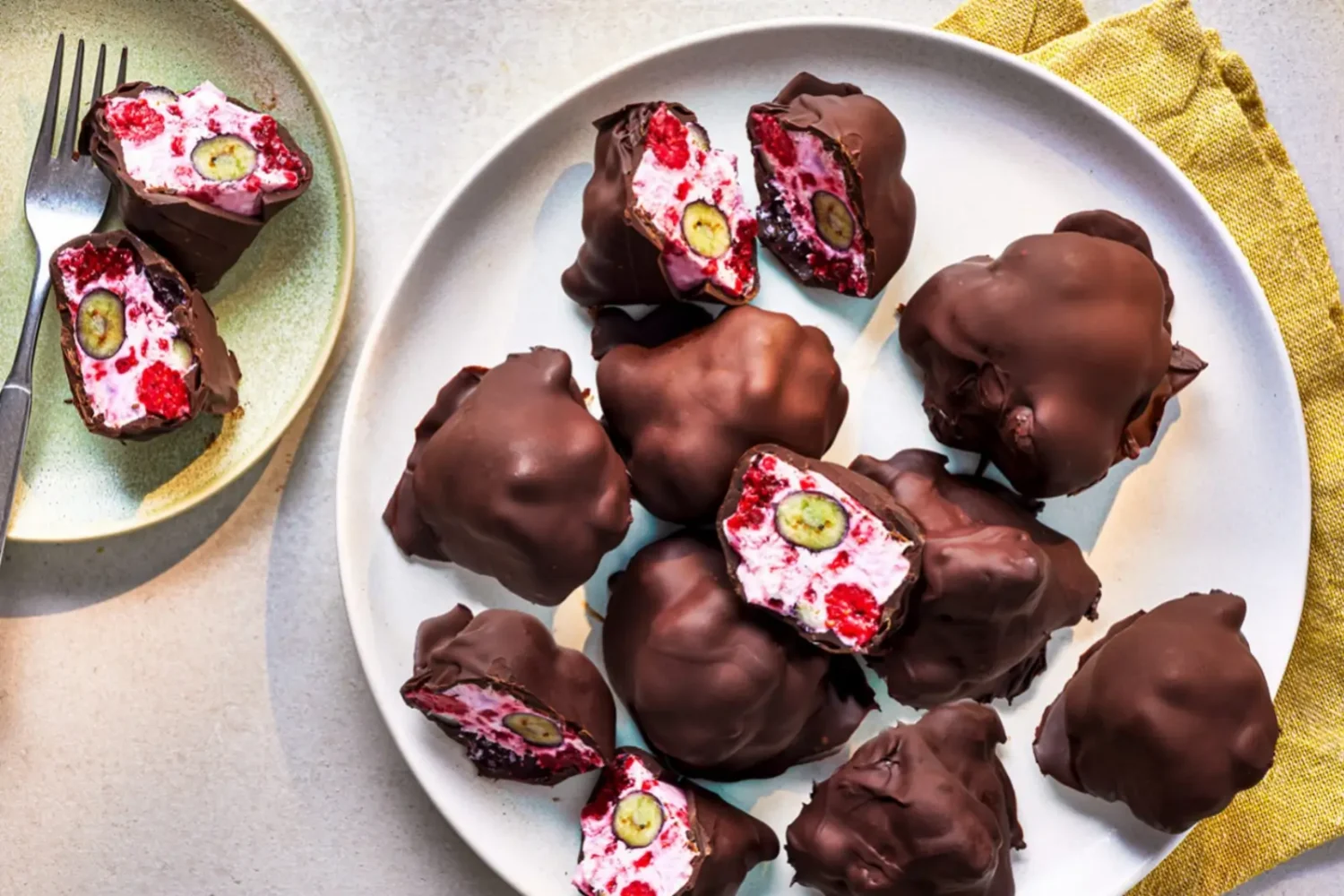 Bouchées de yaourt glacé au chocolat : un dessert fruité ultra-gourmand à préparer cet été Bouchées de yaourt glacé