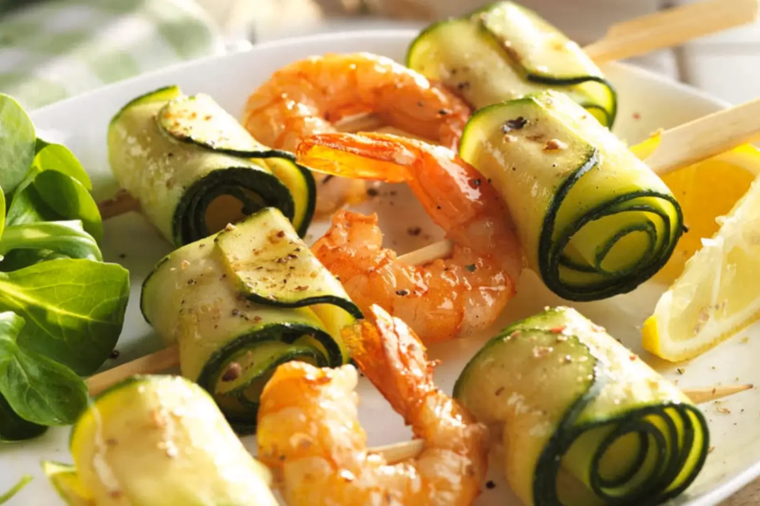 Brochettes de courgettes en spirale et langoustines : l’idée barbecue qui change tout Brochettes de courgettes et langoustines