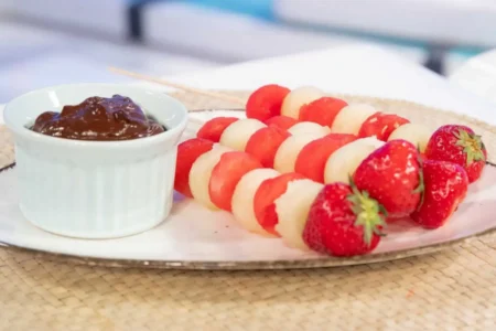 Brochettes de fruits frais au chocolat : le dessert d’été facile et ultra gourmand Brochettes de fruits frais sauce chocolat
