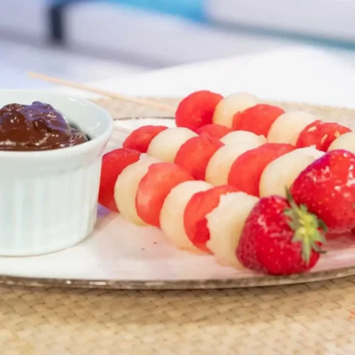 Brochettes de fruits frais sauce chocolat