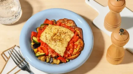 Cabillaud poêlé sur ratatouille : le plat d’été simple et plein de saveurs Cabillaud poêlé sur ratatouille