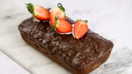 Cake moelleux au chocolat et fraises : le dessert élégant qui fait toujours son petit effet Cake moelleux au chocolat