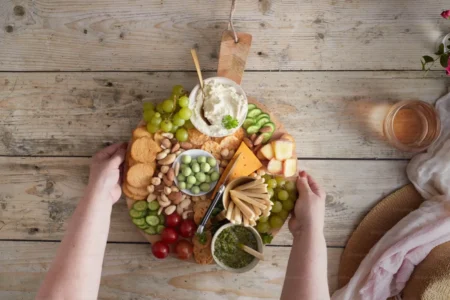 Le secret d’un plateau apéritif réussi : l’erreur que tout le monde fait avec les crackers Comment composer un plateau apéritif réussi