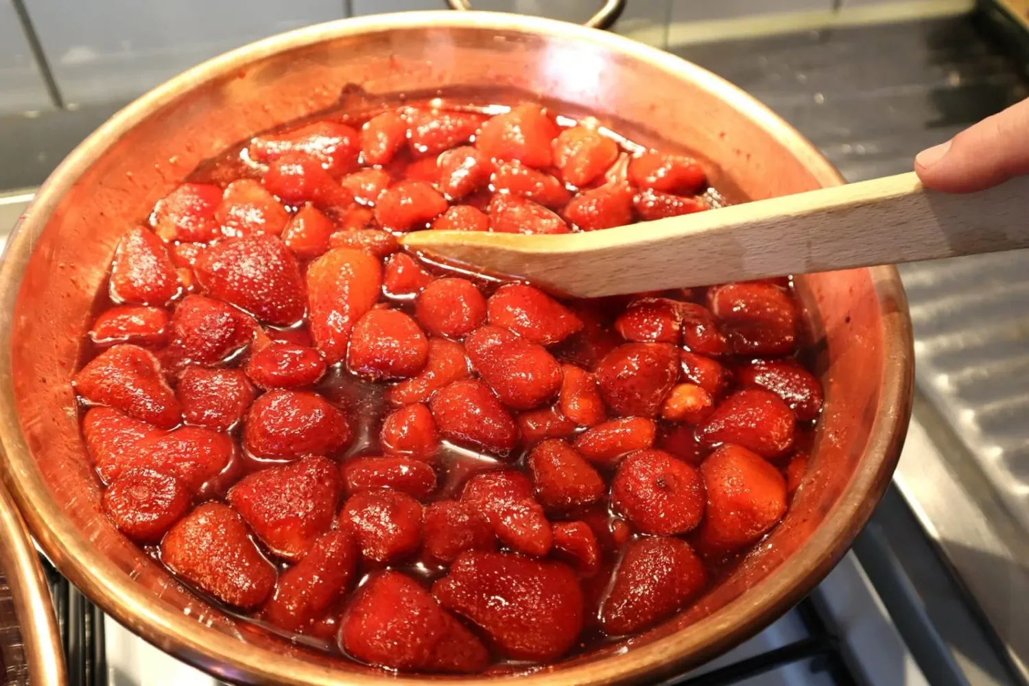Cuisson de confiture de fraise au chaudron