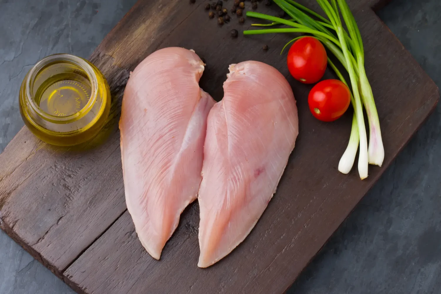 Filets de poulet crus