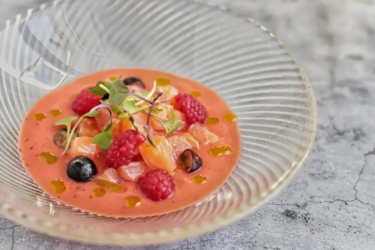 Gaspacho de tomates au saumon : l’entrée fraîche qui surprend Gaspacho de tomates au saumon et fruits rouges