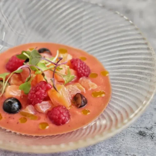 Gaspacho de tomates au saumon et fruits rouges