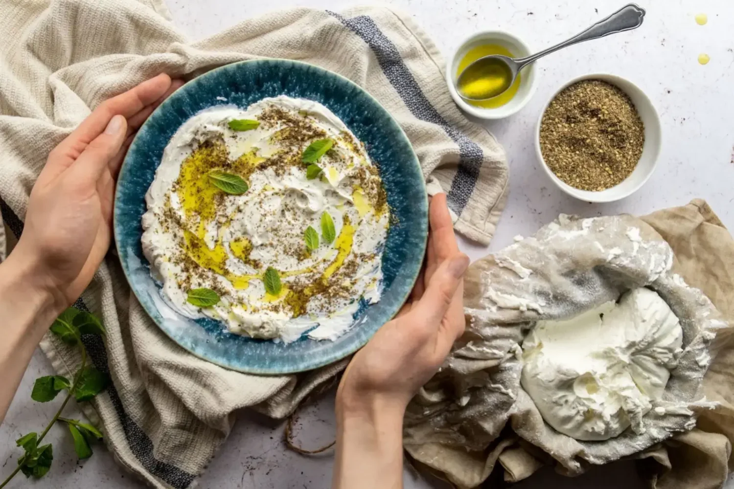 Labneh à l’huile d’olive et au zaatar : le mezzé libanais ultra crémeux Labneh à l’huile d’olive et au zaatar