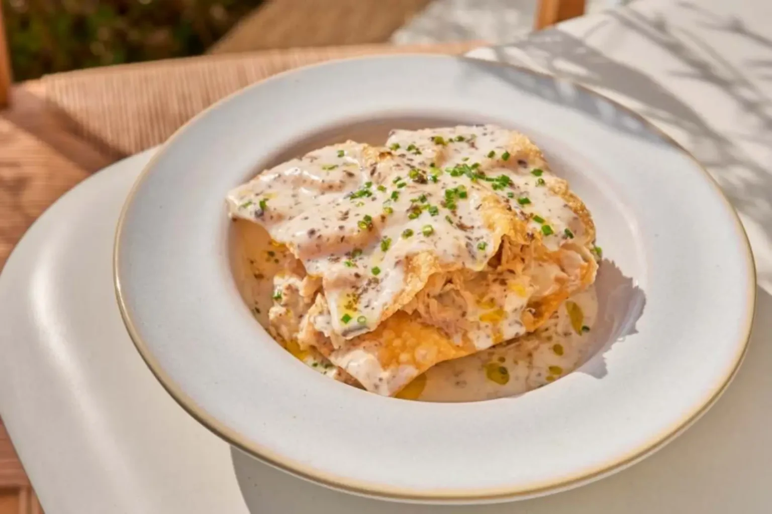 Lasagnes blanches au poulet : la recette crémeuse aux champignons qui change des lasagnes classiques Lasagnes blanches au poulet et champignons