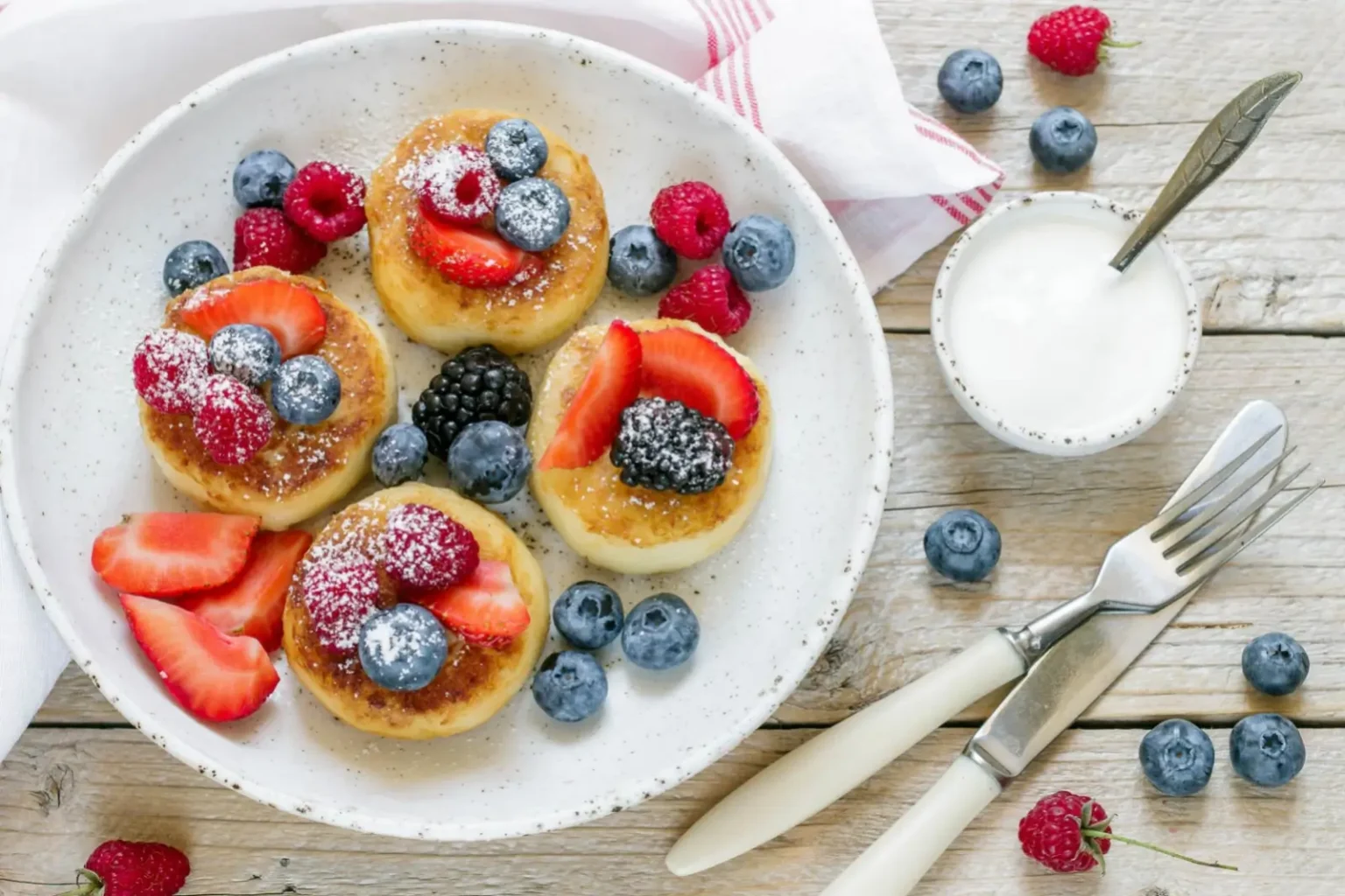 Mini pancakes sans gluten aux fruits rouges : le brunch qui va faire craquer tout le monde Mini pancakes sans gluten