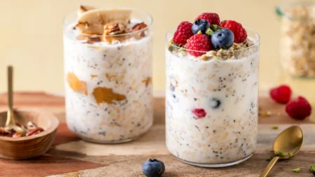 Overnight oats aux fruits rouges : ce petit-déjeuner crémeux se prépare pendant que vous dormez Overnight oats aux fruits rouges