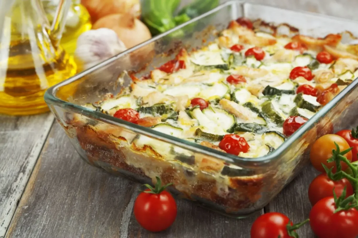 Parmigiana de courgettes grillées aux tomates cerises : le gratin méditerranéen qui change tout cet été Parmigiana de courgettes grillées aux tomates cerises