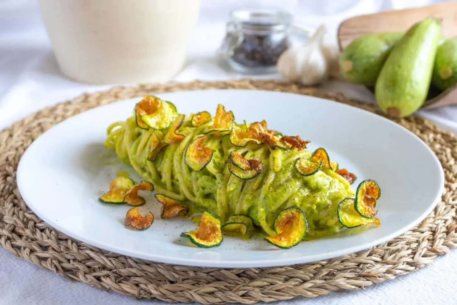 Pâtes aux courgettes : l’astuce des chips croustillantes qui change tout Pâtes à la crème de courgettes et chips de courgettes