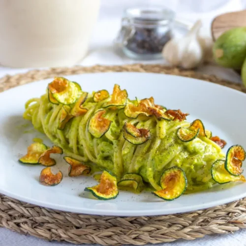 Pâtes à la crème de courgettes et chips de courgettes