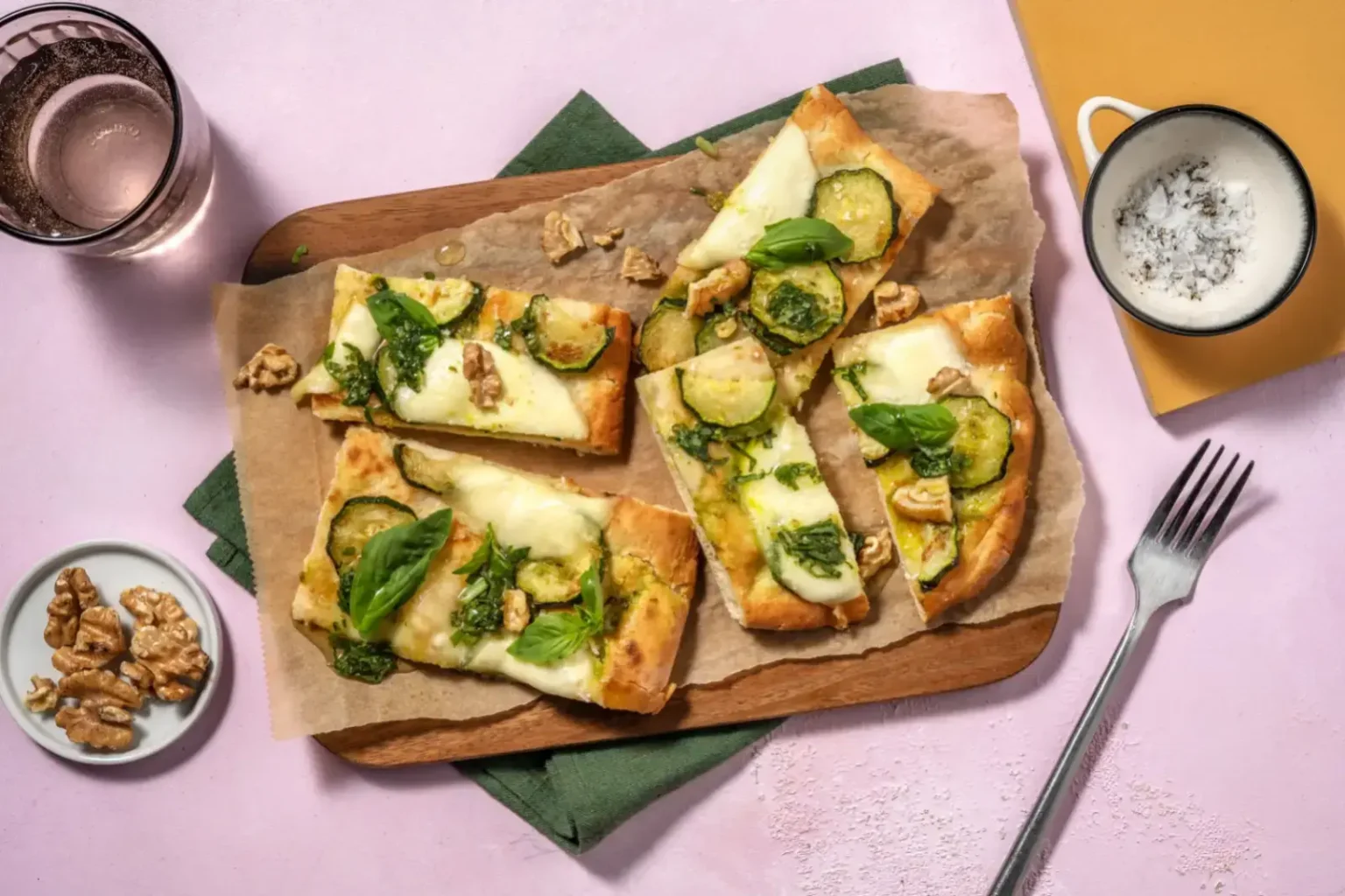 Pinsa romaine à la courgette et mozzarella : l’astuce pour une pâte ultra croustillante Pinsa romaine courgette mozzarella