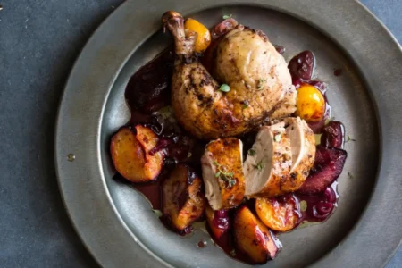 Poulet rôti aux prunes : la recette sucrée-salée qui change du poulet classique Poulet rôti aux prunes