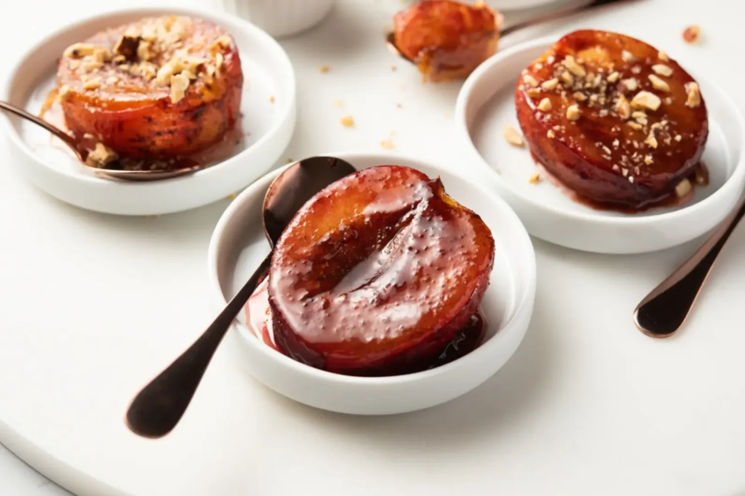Prunes rôties au miel et aux noix : le dessert fondant prêt en 30 minutes Prunes rôties au miel et aux noix