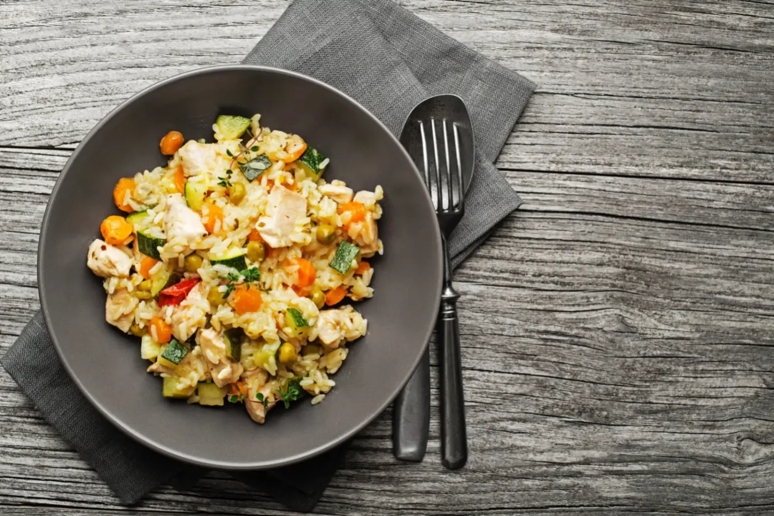 Riz au poulet et aux légumes : ce plat complet se prépare dans une seule poêle Riz au poulet et aux légumes
