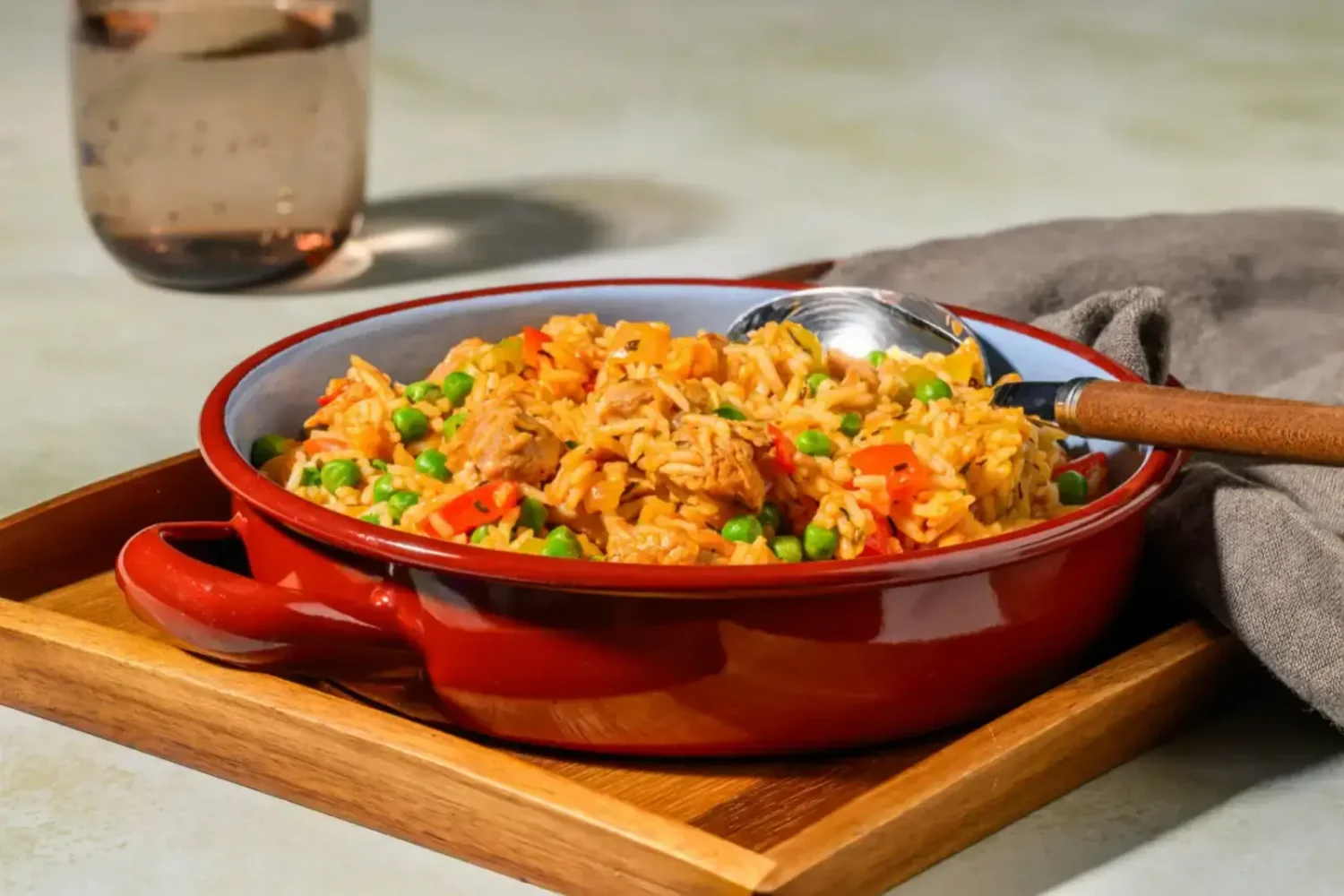 Riz au poulet, poivrons et petits pois : le plat en cocotte ultra fondant Riz au poulet, poivrons et petits pois