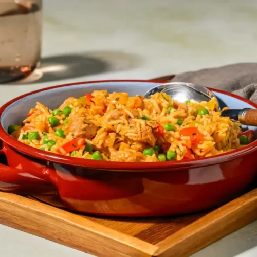 Riz au poulet, poivrons et petits pois
