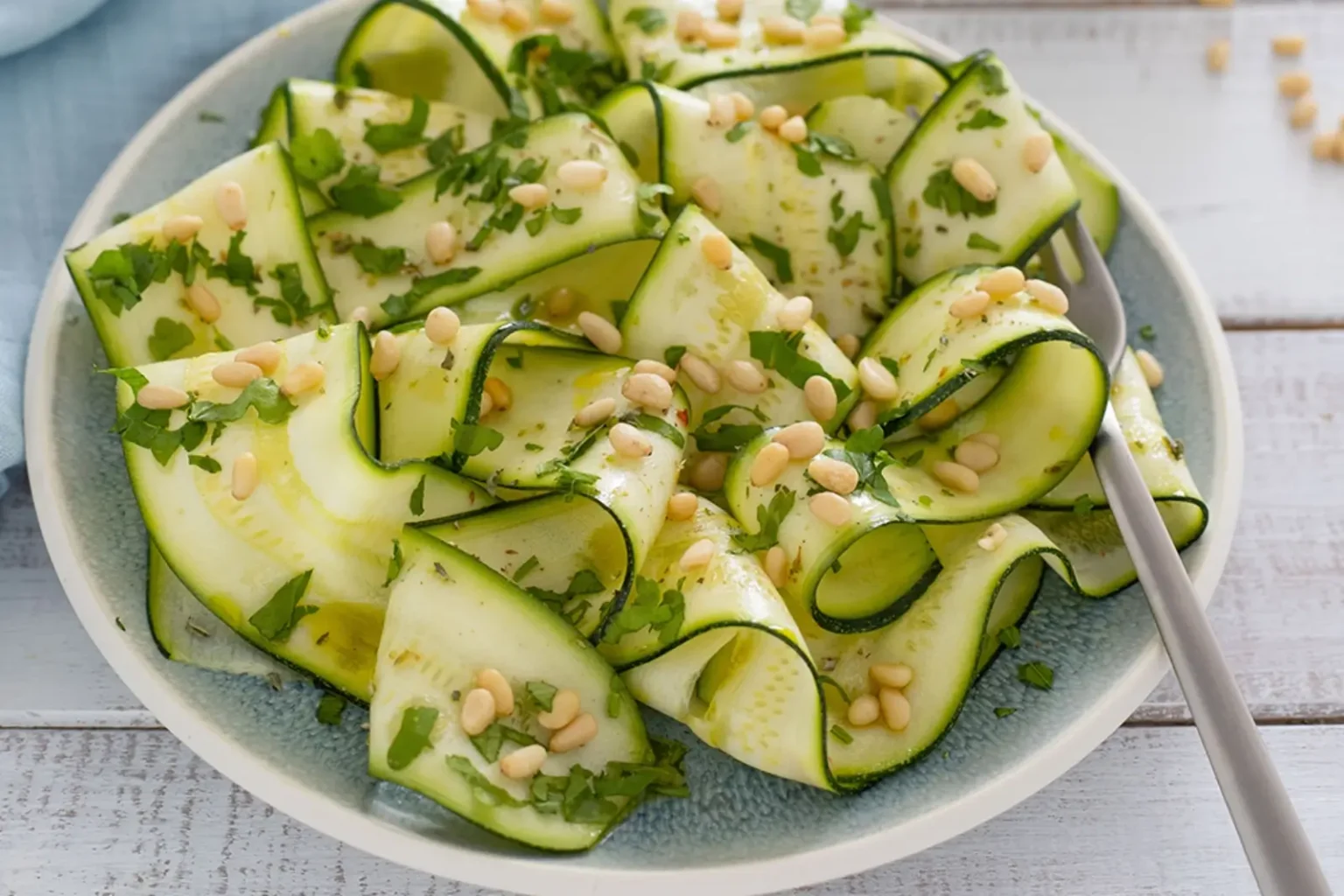 La salade de courgettes crues qui ne rend jamais d’eau : le geste à faire avant d’assaisonner Salade de courgettes