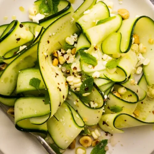 Salade de courgettes crues en rubans, citron et feta