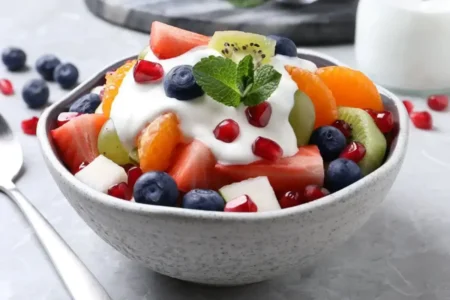 Salade de fruits au yaourt : le dessert frais et léger prêt en 15 minutes Salade de fruits frais au yaourt et à la menthe