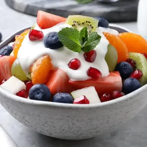 Salade de fruits frais au yaourt et à la menthe