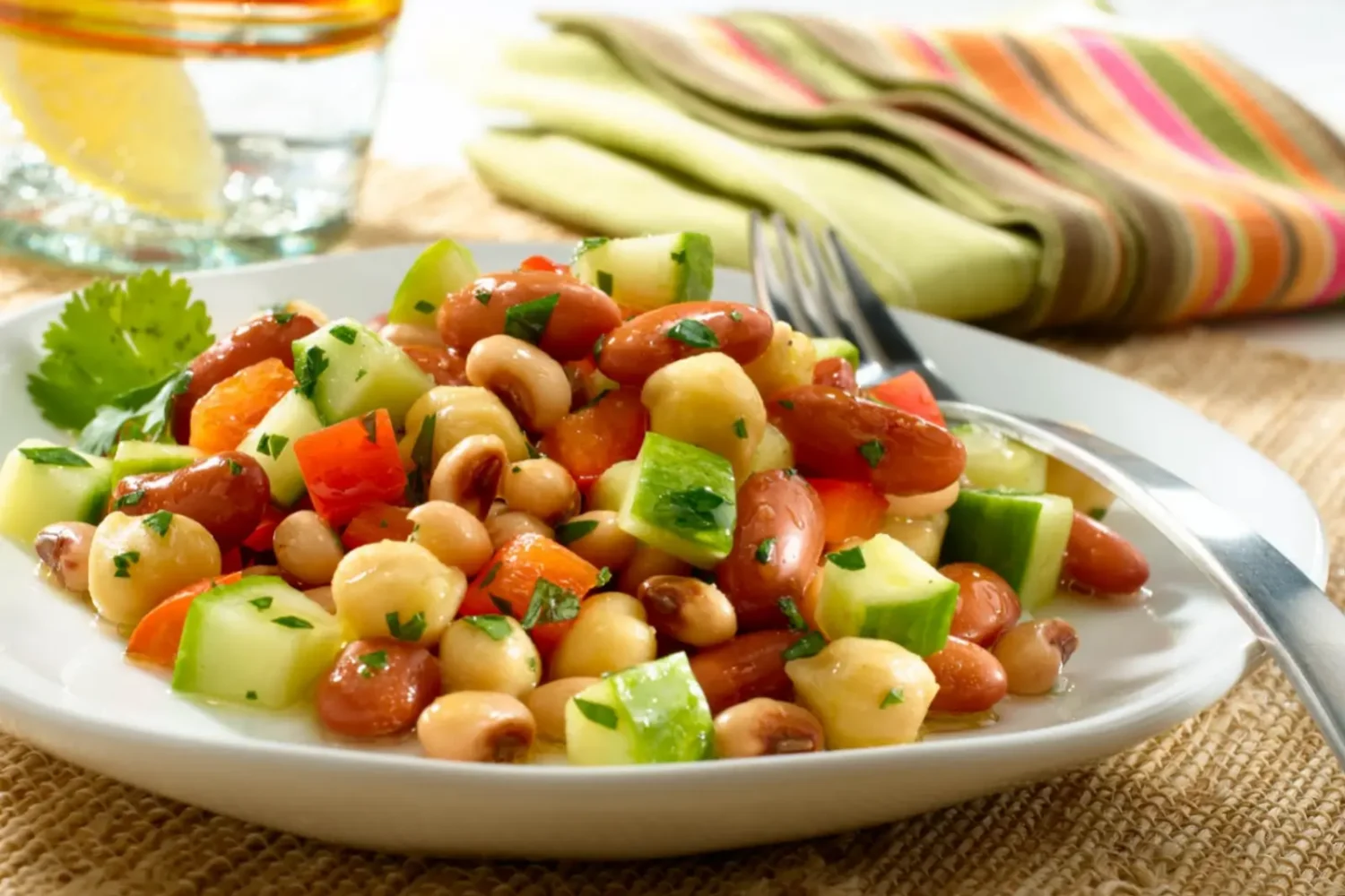Salade de haricots et pois chiches : la recette fraîche prête en 15 minutes Salade de haricots et pois chiches aux crudités