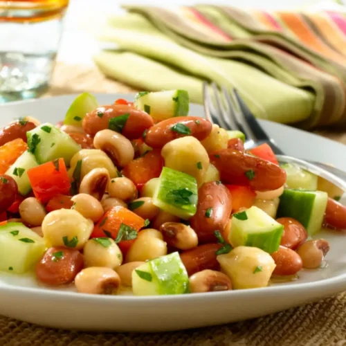 Salade de haricots et pois chiches aux crudités