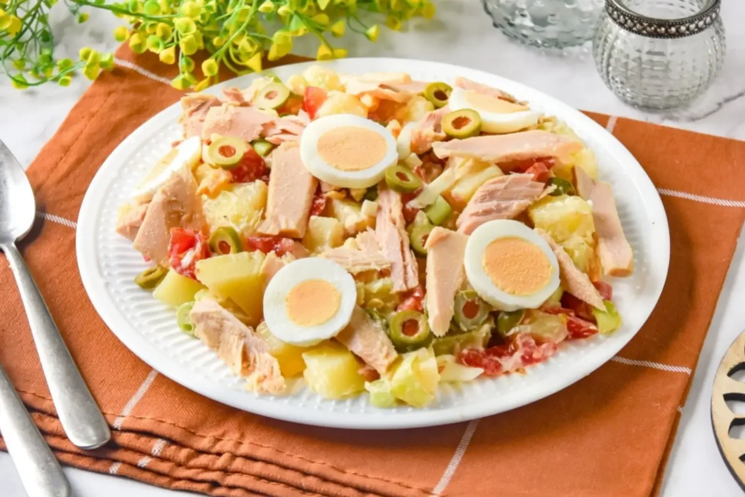 Salade de pommes de terre au thon et aux œufs durs