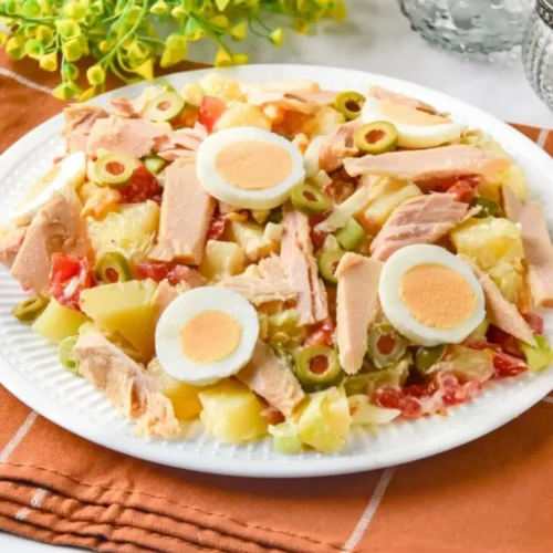 Salade de pommes de terre au thon et aux œufs durs