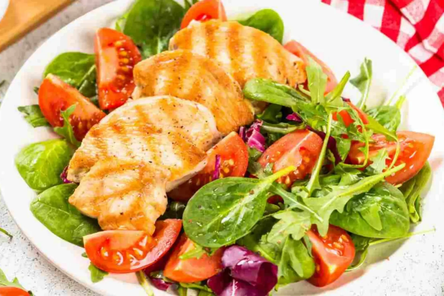Cette salade de poulet grillé est prête en 20 minutes et ultra fraîche Salade de poulet grillé